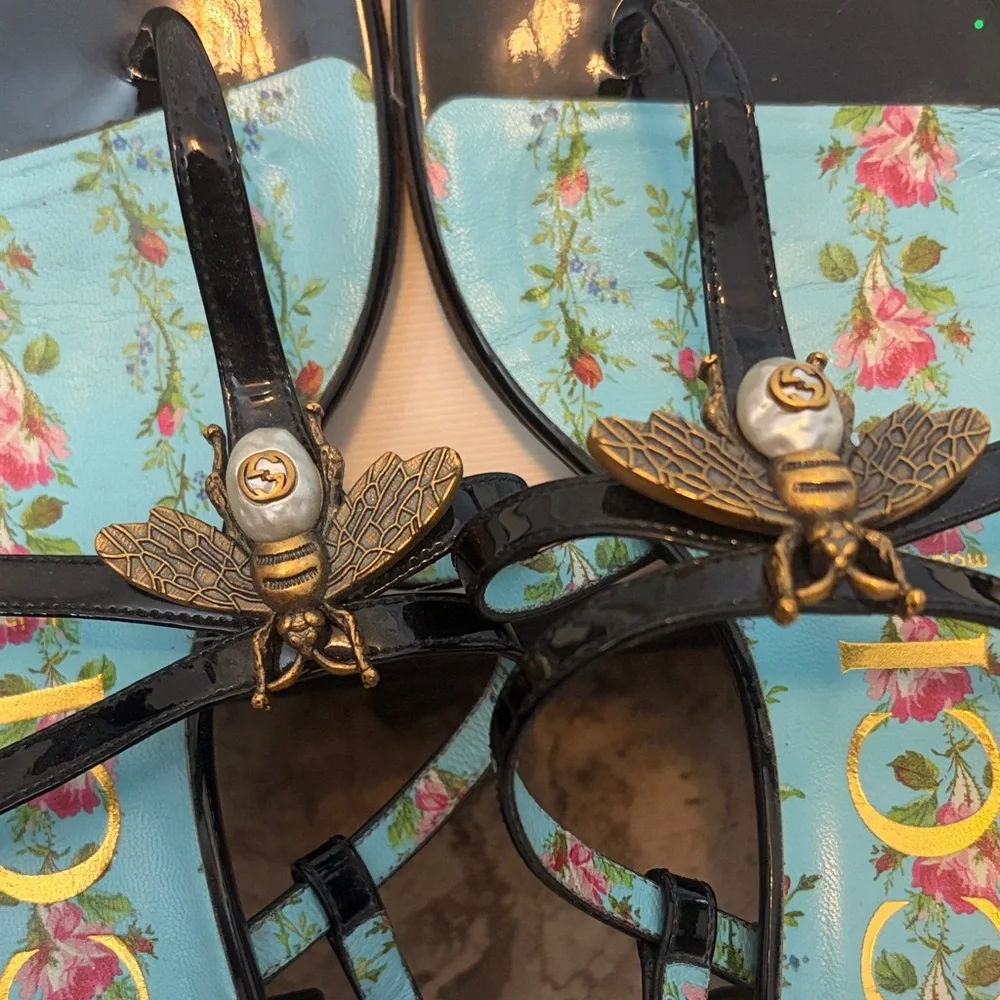 Gucci Black Patent Leather Sandals with Blue Floral Insole and Bee Detail - Picture 6 of 8